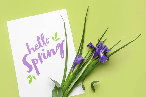 Kaart Met Tekst Hello Spring Irisbloemen Groene Achtergrond — Stockfoto