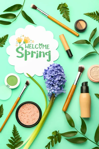 Cartão Com Texto Welcome Spring Cosméticos Decorativos Pincéis Maquiagem Folhas — Fotografia de Stock