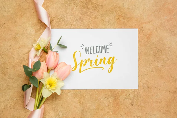 Karta Tekstem Welcome Spring Piękne Kwiaty Tle Koloru — Zdjęcie stockowe