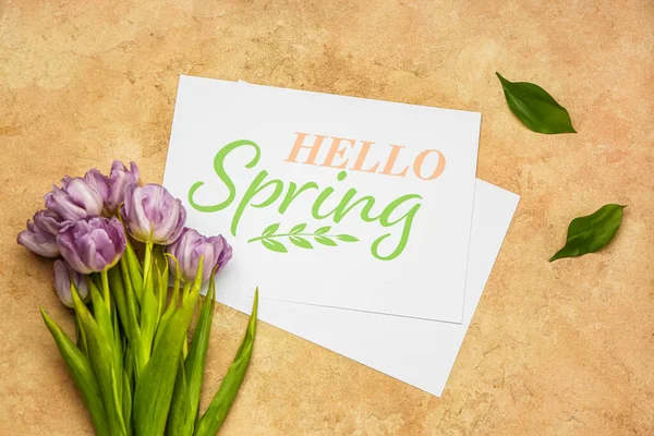 Carte Avec Texte Hello Spring Fleurs Tulipes Sur Fond Couleur — Photo