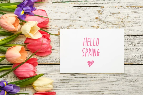 Kaart Met Tekst Hello Spring Prachtige Bloemen Lichte Houten Ondergrond — Stockfoto
