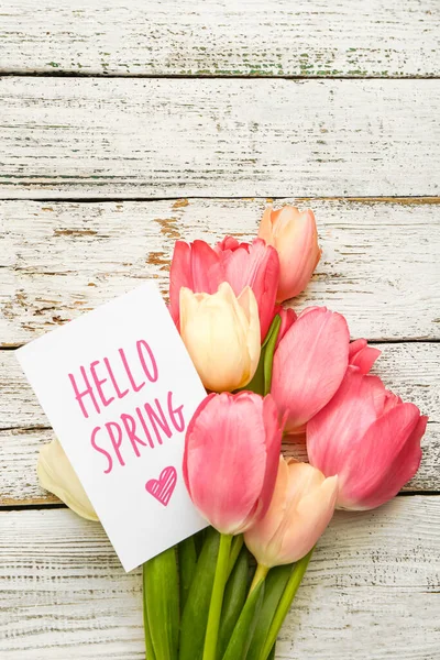 Kaart Met Tekst Hello Spring Boeket Tulpenbloemen Lichte Houten Ondergrond — Stockfoto