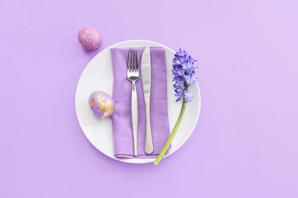 Beautiful Table Setting Easter Eggs Flowers Lilac Background — Stock Photo, Image