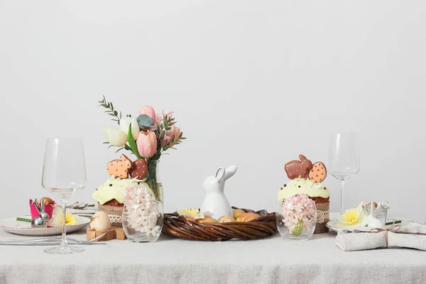Beautiful Easter Table Setting Flowers Light Wall — Stock Photo, Image