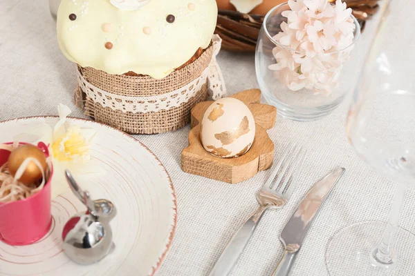 Beautiful Setting Easter Egg Cake Flowers Light Tablecloth Closeup — Stock Photo, Image