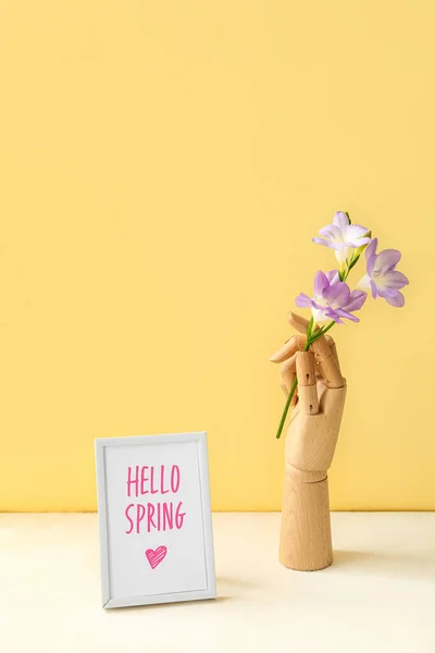 Рамка Текстом Hello Spring Деревянная Рука Цветок Фрезии Столе Цветном — стоковое фото