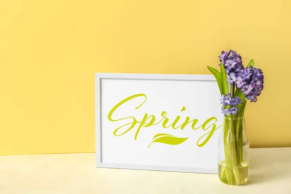Ramka Słowem Spring Pięknymi Wiosennymi Kwiatami Stole — Zdjęcie stockowe