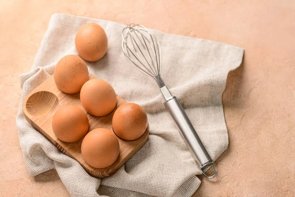 Στήριγμα Φρέσκα Αυγά Κοτόπουλου Και Σύρμα Μπεζ Φόντο — Φωτογραφία Αρχείου