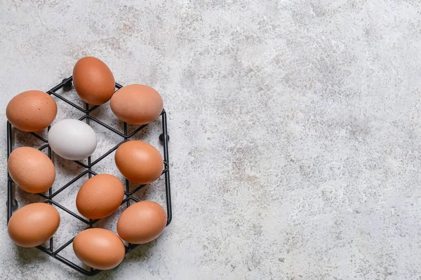 Hafif Arka Planda Taze Tavuk Yumurtaları Ile Şebeke — Stok fotoğraf