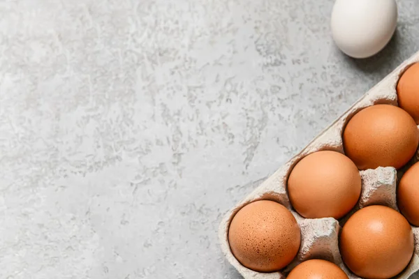 Gri Arka Planda Taze Tavuk Yumurtası Olan Holder Yakın Plan — Stok fotoğraf