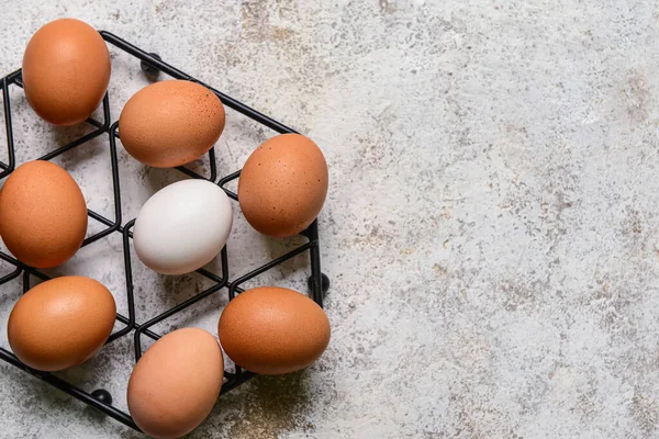 Hafif Arka Planda Taze Tavuk Yumurtası Şebekesi Yakın Plan — Stok fotoğraf