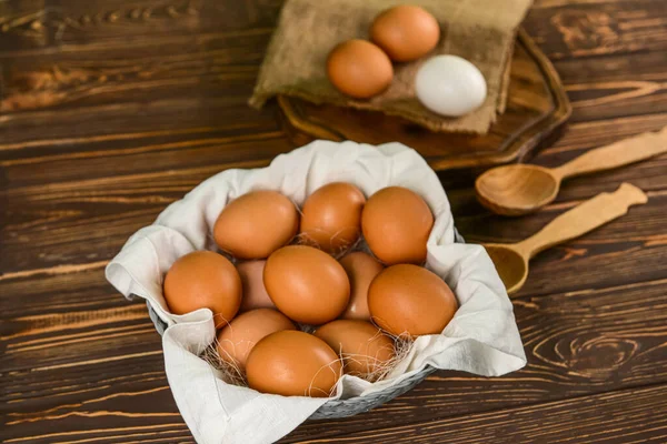 Mand Met Verse Kippeneieren Houten Ondergrond — Stockfoto