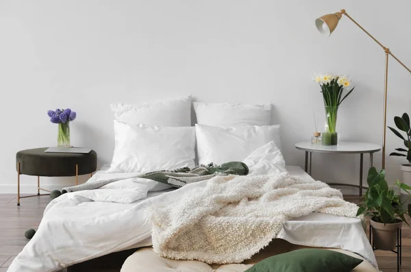 Interior Kamar Tidur Ringan Dengan Bunga Vas Dan Tanaman Rumah — Stok Foto