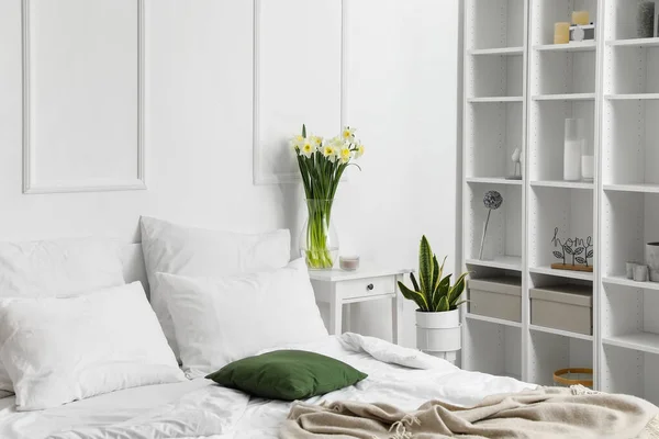 Vase Mit Narzissen Und Kerze Auf Tisch Hellen Schlafzimmer — Stockfoto