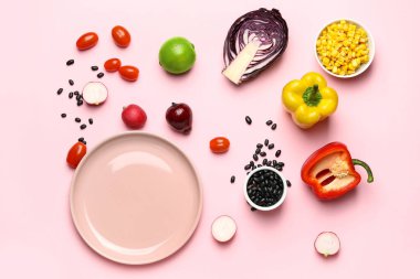 Pembe arka planda Meksika sebze salatası malzemeleri içeren kompozisyon
