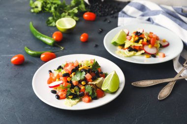 Meksika sebze salatası, siyah fasülye ve turp.