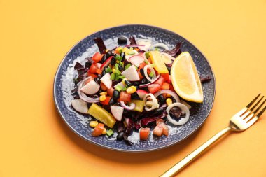 Meksika sebze salatası, siyah fasulye ve turp.