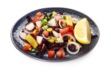 Beyaz arka planda siyah fasulye ve turplu Meksika sebze salatası.