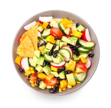 Bir kase lezzetli Meksika sebze salatası, siyah fasulye ve beyaz arka planda turp.