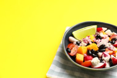 Bir kase Meksika sebze salatası, turp ve siyah fasulye.