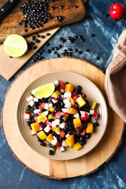 Lezzetli Meksika salatası, siyah fasulye ve turp.