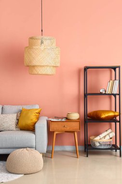 Kanepesi, ahşap masası ve raf ünitesi olan şık bir oturma odası.