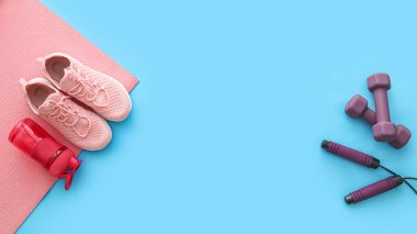 Spor malzemeleri, bir şişe su ve renkli ayakkabılar.