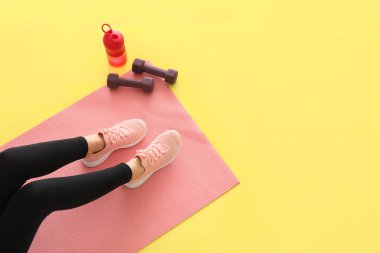 Renk arka planında kadın eğitimi