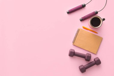 Dambıllar, defter, ip atlama ve kahve rengi arka planda.