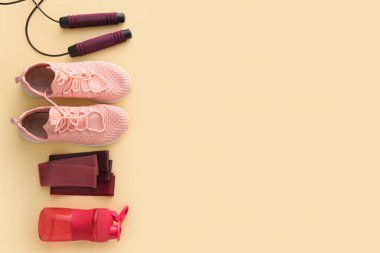 Lastik bantlar, bir şişe su, ayakkabılar ve renk arka planında ip atlama