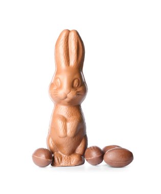 Beyaz arka planda yumurtaları olan çikolatalı paskalya tavşanı.