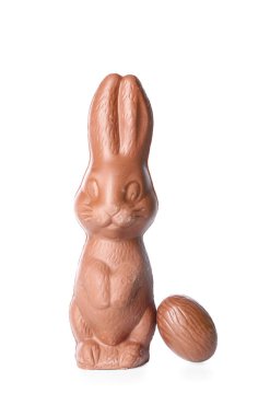 Lezzetli çikolatalı Paskalya tavşanı ve beyaz arka planda yumurta