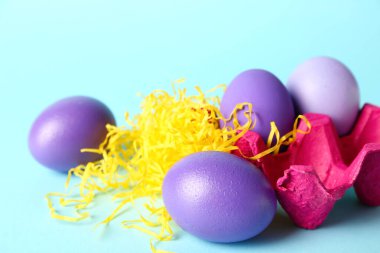 Renkli arka planda boyanmış Paskalya yumurtaları olan Holder, yakın plan