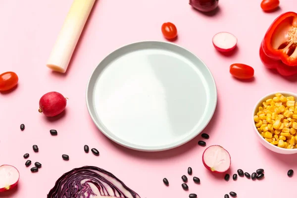 Samenstelling Met Ingrediënten Voor Mexicaanse Groentesalade Roze Achtergrond — Stockfoto
