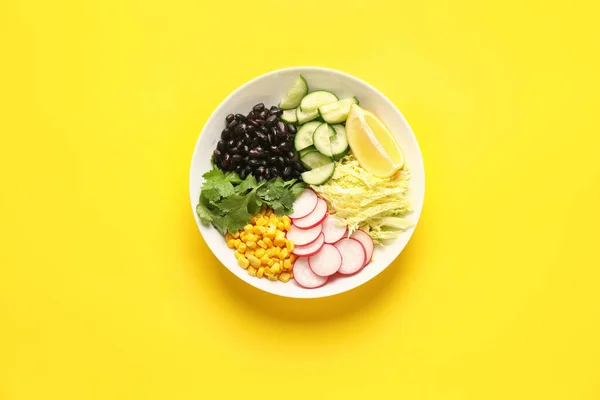 Schaal Met Ingrediënten Voor Mexicaanse Groentesalade Gele Achtergrond — Stockfoto
