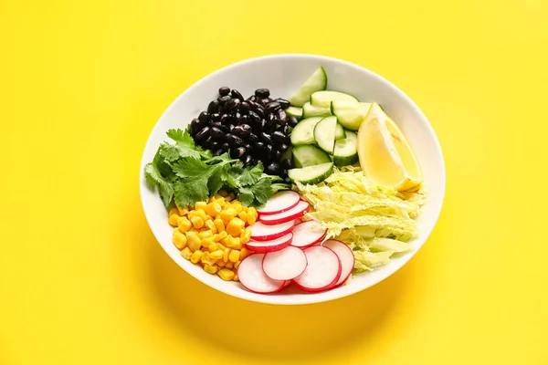 Schaal Met Ingrediënten Voor Mexicaanse Groentesalade Gele Achtergrond — Stockfoto