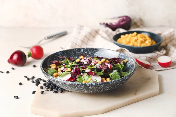 一碗美味的墨西哥蔬菜沙拉 桌上放着黑豆 — 图库照片