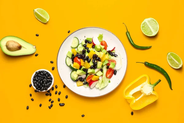 Bord Met Lekkere Mexicaanse Groentesalade Ingrediënten Kleur Achtergrond — Stockfoto