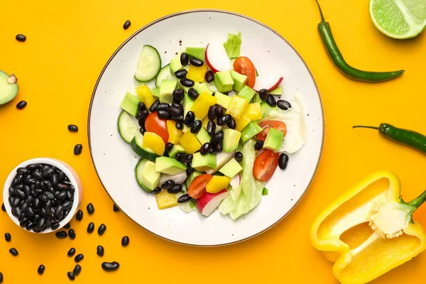 Bord Met Lekkere Mexicaanse Groentesalade Ingrediënten Kleur Achtergrond — Stockfoto