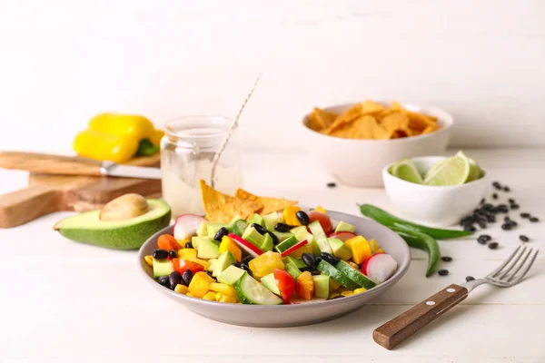薄木のテーブルの上に黒豆と大根とおいしいメキシコのサラダのボウル — ストック写真