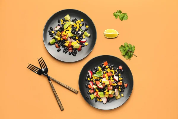 Тарелки Вкусного Мексиканского Овощного Салата Черной Фасолью Редиской Цветном Фоне — стоковое фото