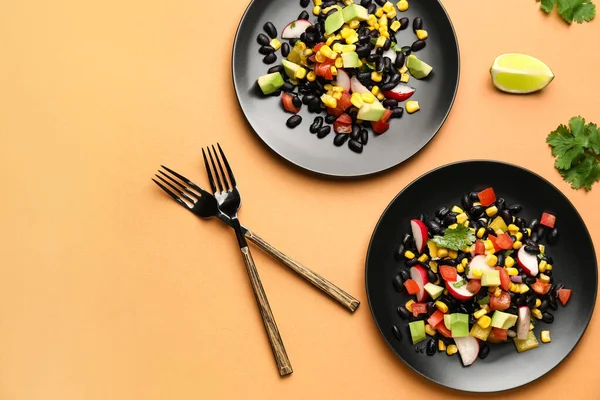 Platen Van Lekkere Mexicaanse Groentesalade Met Zwarte Bonen Radijs Kleur — Stockfoto