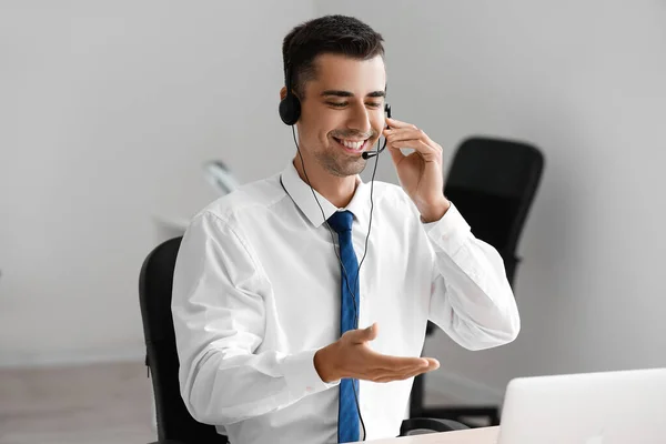 Respondiendo Consultor Masculino Call Center Con Auriculares Oficina — Foto de Stock