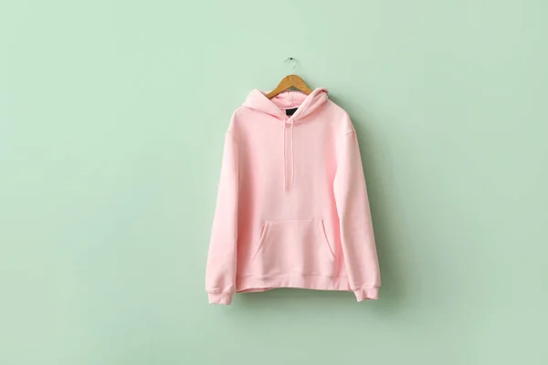 Stylischer Pinkfarbener Kapuzenpullover Hängt Grüner Wand — Stockfoto