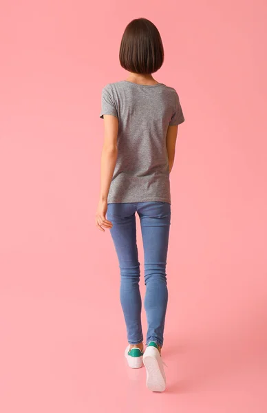 Mulher Bonita Camiseta Elegante Fundo Cor Visão Traseira — Fotografia de Stock