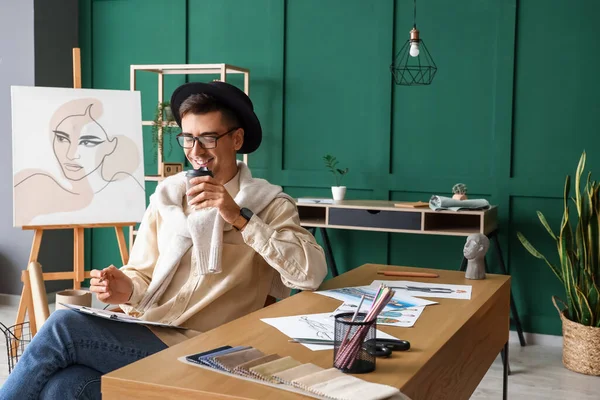 Άνδρας Στυλίστας Ρούχα Πίνοντας Καφέ Ενώ Εργάζονται Στο Στούντιο — Φωτογραφία Αρχείου