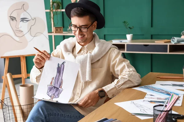 Estilista Ropa Masculina Trabajando Estudio —  Fotos de Stock