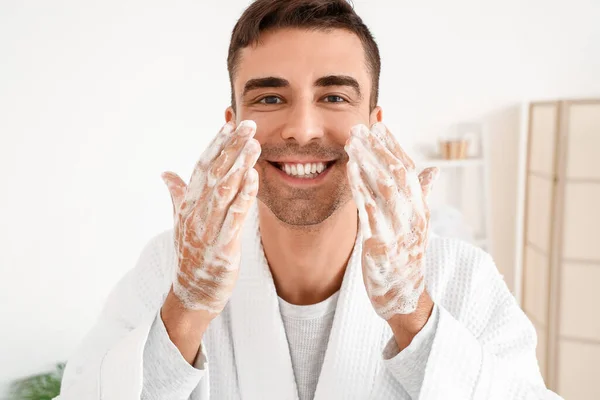 Schöner Junger Mann Wäscht Sich Badezimmer Die Hände Und Das — Stockfoto