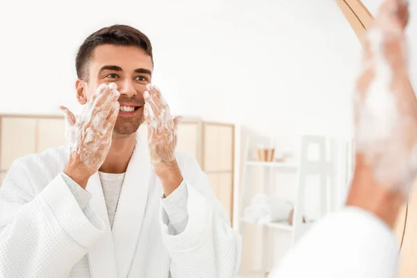 Knappe Jongeman Wassen Handen Gezicht Badkamer — Stockfoto