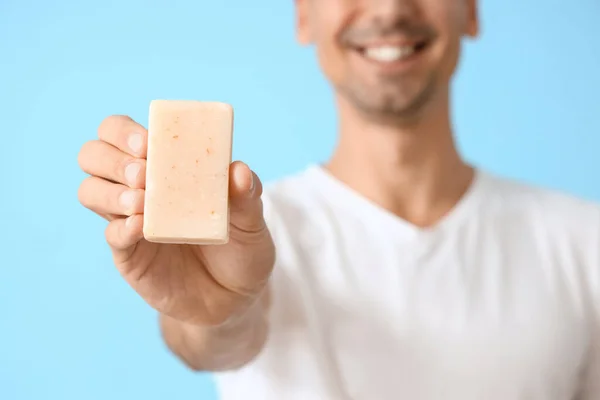 Jeune Homme Avec Savon Sur Fond Bleu Gros Plan — Photo